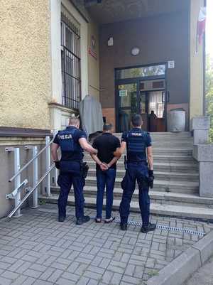 fotografia z doprowadzenia zatrzymanego