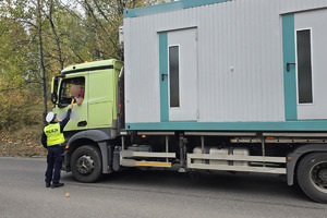 Na zdjęciu widnieje funkcjonariusz przeprowadzający kontrolę trzeźwości