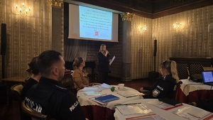 Zdjęcie przedstawia funkcjonariuszy Policji i reprezentantów innych instytucji publicznych na spotkaniu