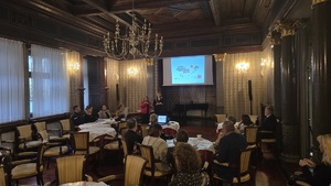 Zdjęcie przedstawia funkcjonariuszy Policji i reprezentantów innych instytucji publicznych na spotkaniu w ramach kampanii