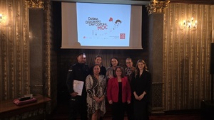 Zdjęcie przedstawia funkcjonariusza Policji i reprezentantów innych instytucji publicznych na spotkaniu, którzy pozują do zdjęcia