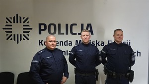 Zdjęcie przedstawia trzech dzielnicowych aspiranta Artura Niedzielskiego, sierżanta sztabowego Piotra Pasierba oraz starszego sierżanta Krzysztofa Pradelę