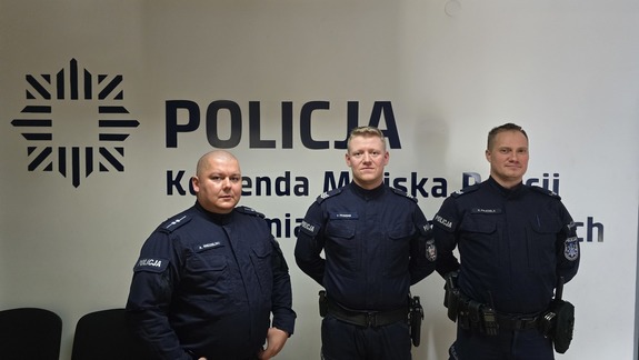 Zdjęcie przedstawia trzech dzielnicowych aspiranta Artura Niedzielskiego, sierżanta sztabowego Piotra Pasierba oraz starszego sierżanta Krzysztofa Pradelę
