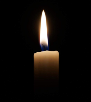 zdjęcie przedstawia palącą się świeczkę