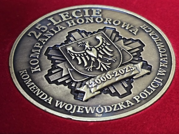 awers odznaki (z przybliżenia) z okazji 25-lecia Kompanii Honorowej KWP Katowice