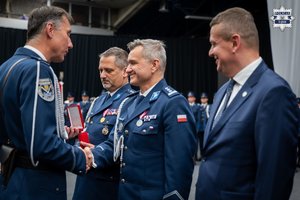 Zdjęcie przedstawia wręczanie odznaki Komendantowi KMP Siemianowice Śląskie