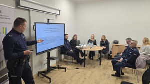 Zdjęcie przedstawia osoby prowadzące debatę, w których skład wchodzą policjanci, pracownicy socjalni oraz psycholog
