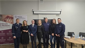 Zdjęcie przedstawia wszystkich prelegentów debaty wraz z organizatorami