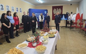 Zdjęcie przedstawia Komendanta Miejskiego Policji w Siemianowicach Śląskich oraz jego I Zastępcę wraz z zaproszonymi gośćmi. Na zdjęciu widoczna jest Komendant Straży Miejskiej, która przemawia do obecnych uczestników