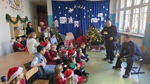 Zdjęcie przedstawia mundurowych w trakcie prowadzonej prelekcji z młodzieżą na temat bezpieczeństwa