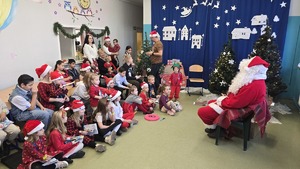 Na zdjęciu widać świętego mikołaja, który rozmawia z dziećmi ze świetlicy środowiskowej