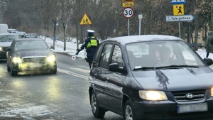 Funkcjonariusze drogówki zatrzymujący pojazd do kontroli