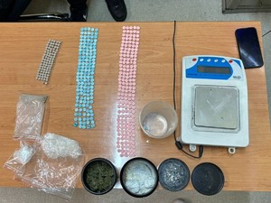 Zatrzymane środki odurzające i substancje psychotropowe, które leżą na stole.