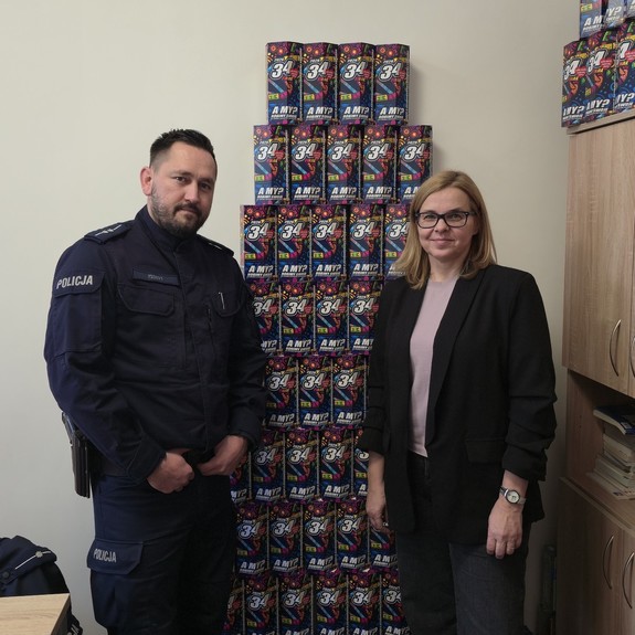 Na zdjęciu widnieje umundurowany policjant wraz z wicedyrektorką szkoły Meriutm w Siemianowicach Śląskich, która jest koordynatorem w sztabie WOŚP