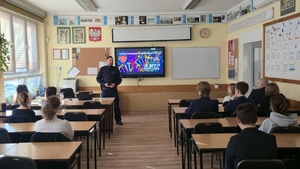 Zdjęcie przedstawia klasę w szkole średniej, którą szkoli policyjny profilaktyk