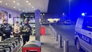 Na zdjęciu widać policjantów wraz z młodymi wolontariuszami Wielkiej Orkiestry Świątecznej Pomocy