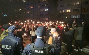 Na zdjęciu widoczni są dwaj funkcjonariusze Policji, zabezpieczający symboliczne światełko do nieba podczas Wielkiej Orkiestry Świątecznej Pomocy