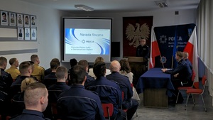Na zdjęciu widnieje Komendant Komendy Miejskiej Policji w Siemianowicach Śląskich, który wita obecnych gości oraz przedstawia założenia narady rocznej