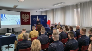 Zdjęcie przedstawia Komendanta Miejskiego Policji w Siemianowicach Śląskich witającego gości