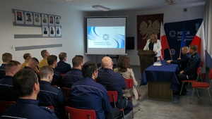 Na zdjęciu widnieje Drugi Zastępca Prezydenta Miasta, która dziękuje policjantom za służbę