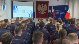 Na zdjęciu widnieje Pierwszy Zastępca Komendanta Wojewódzkiego Policji w Katowicach, który dziękuje za pracę oraz omawia działania na kolejne miesiące.