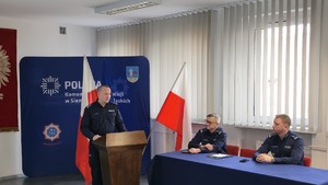 Na zdjęciu widnieje Pierwszy Zastępca Komendanta Miejskiego Policji w Siemianowicach Śląskich, który przemawia do zaproszonych osób