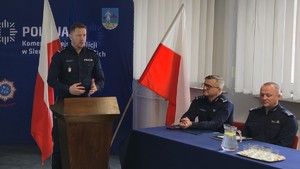Na zdjęciu widoczny jest Pierwszy Zastępca Komendanta Wojewódzkiego Policji w Katowicach, który przemawia do zgromadzonych osób