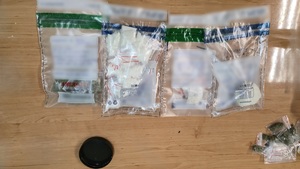 Zdjęcie przedstawia zabezpieczone narkotyki