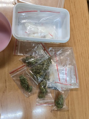 Na zdjęciu widnieją narkotyki