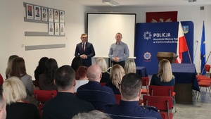 Zdjęcie przedstawia pracowników cywilnych wraz z funkcjonariuszami Policji, którzy słuchają przemówienia Komendanta Miejskiego Policji w Siemianowicach Śląskich