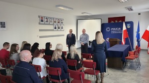 Na zdjęciu widnieją pracownicy korpusu cywilnego wraz z policjantami.