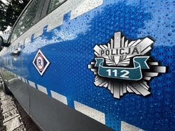 Zdjęcie przedstawia rzut boczny policyjnego radiowozu