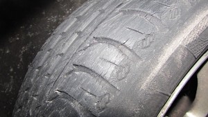 Zdjęcie przedstawia stan bieżnika opony