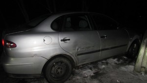 Na zdjęciu widnieje rzut boczny samochodu, którym uciekał nieletni