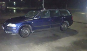 Zdjęcie przedstawia zaparkowany na parkingu pojazd marki Volkswagen