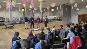 Zdjęcie przedstawia prelegentów na spotkaniu z dziećmi