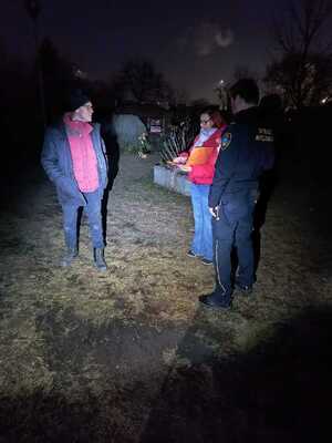 fotografia przedstawiająca strażnika miejskiego oraz inne osoby podczas wieczornej akcji liczenia bezdomnych