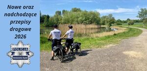 Zdjęcie przedstawia umundurowanych policjantów na rowerach służbowych. W ich tle widać staw Rzęsa