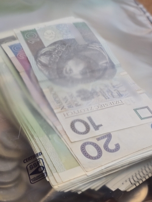Zdjęcie przedstawia zabezpieczone pieniądze, które znajdują się w przezroczystej kopercie