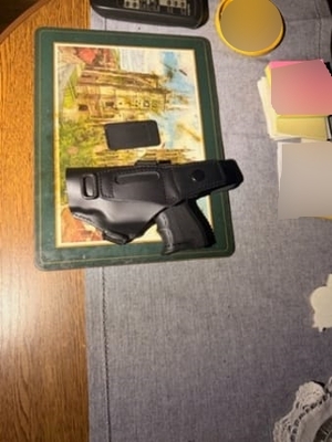 Na zdjęciu widnieje broń, która leży na stole