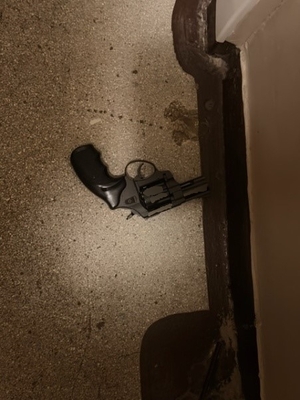 Zdjęcie przedstawia broń, która leży na podłodze