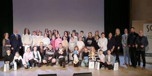 Na zdjęciu widać wszystkich zebranych uczestników konkursu wraz z organizatorami, którzy pozują do wspólnego, pamiątkowego zdjęcia