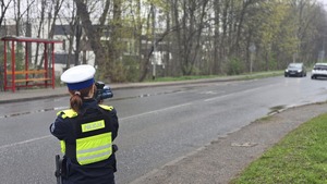 Na zdjęciu widać policjanta w trakcie kontroli prędkości