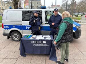 Zdjęcie przedstawia dzielnicowych podczas działań profilaktycznych