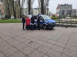 Na zdjęciu widoczny jest profilaktyk wraz z dzielnicowym, którzy promują pozytywne zachowania