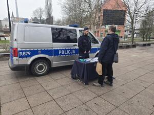 Zdjęcie przedstawia profilaktyka, który tłumaczy zainteresowanej osobie, dlaczego prowadzimy działania profilaktyczne