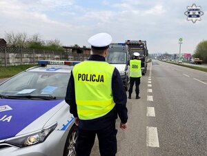 Zdjęcie przedstawia policjanta wraz z funkcjonariuszem Inspekcji Transportu Drogowego w trakcie działań