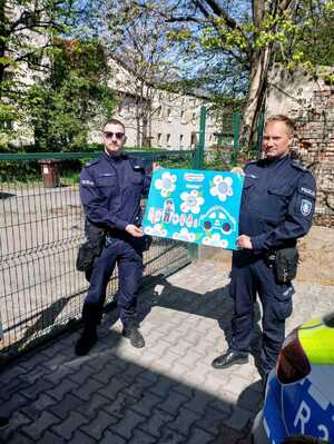 Na zdjęciu widocznych jest dwóch policjantów