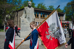 Na zdjęciu widoczny jest pomnik Wojciecha Korfantego wraz z ludźmi
