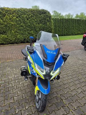 Zdjęcie przedstawia motor policyjny